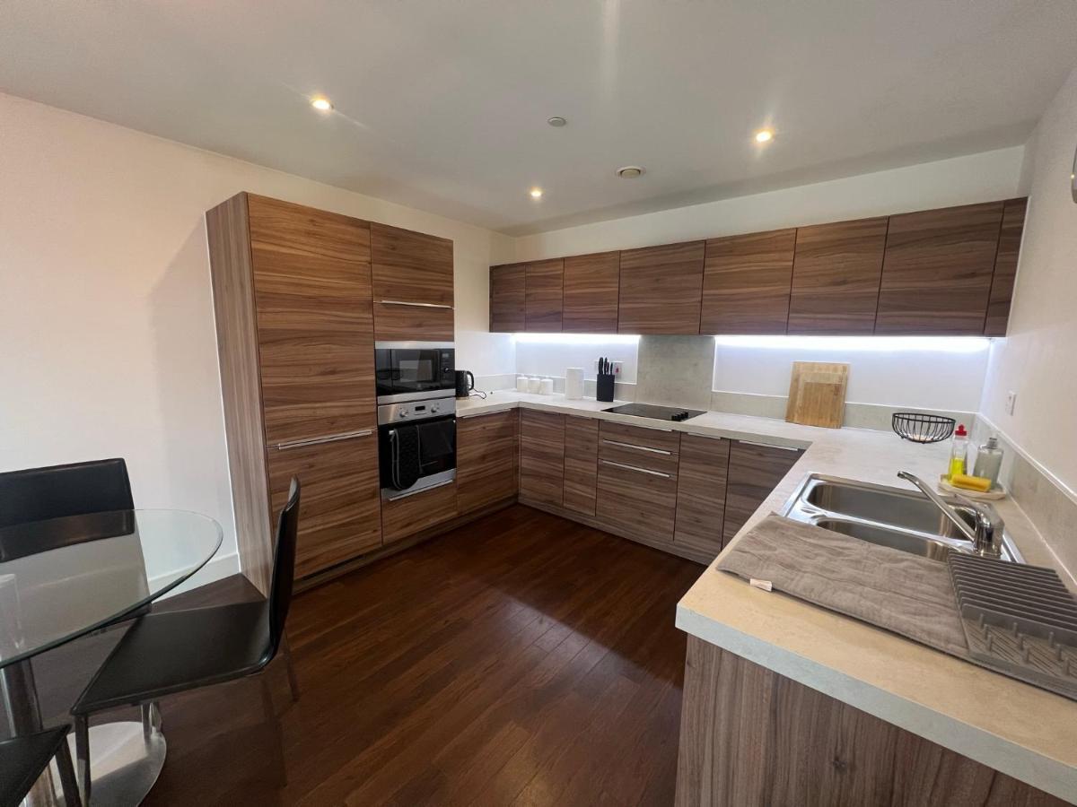 Modern 2br 2ba Wparking Sleeps 6 Comfortably * Londra